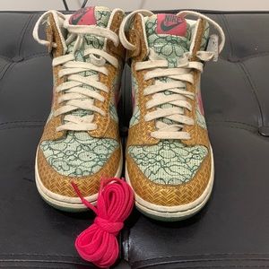 Woman’s nike dunks